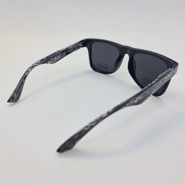 عکس از عینک آفتابی مربعی شکل و مشکی رنگ پلار اسپرت با لنز دودی مدل p559