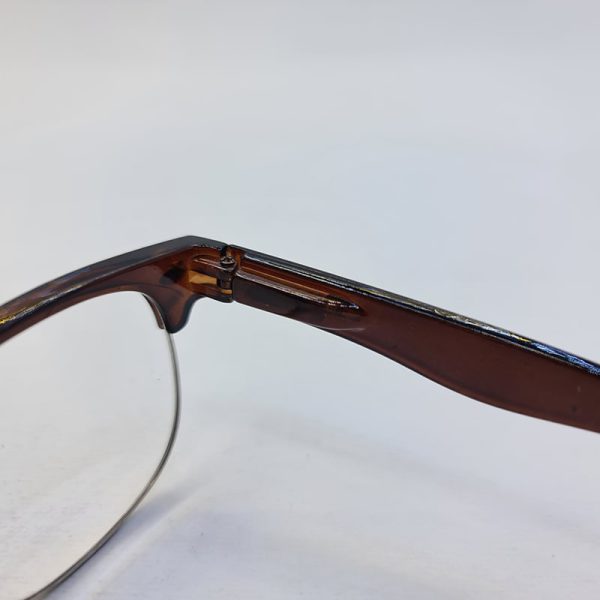 عکس از عینک مطالعه با نمره +2. 25 و فریم قهوه ای کلاب مستر و دسته فنری مدل 9138