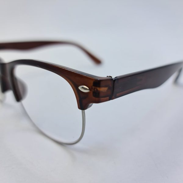 عکس از عینک مطالعه با نمره +2. 75 و فریم قهوه ای کلاب مستر و دسته فنری مدل 9138