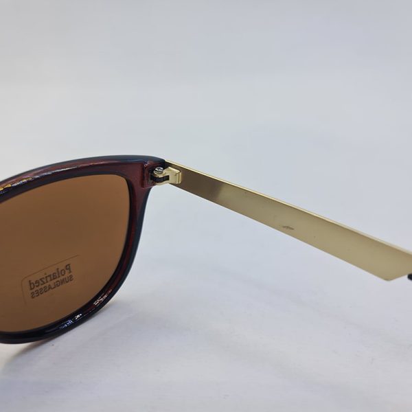 عکس از عینک آفتابی هندسی و قهوه ای رنگ پلار اسپرت با دسته طلایی مدل p6018