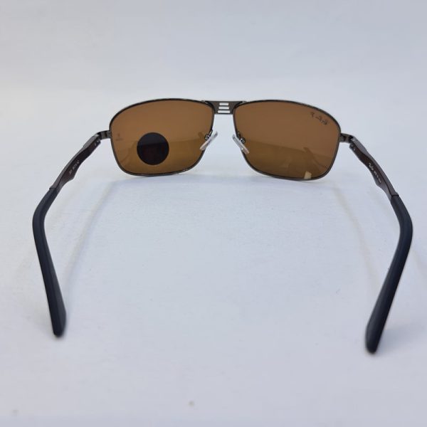 عکس از عینک آفتابی پلاریزه ray-ban با فریم مستطیلی و قهوه ای و دسته فنری مدل p3001