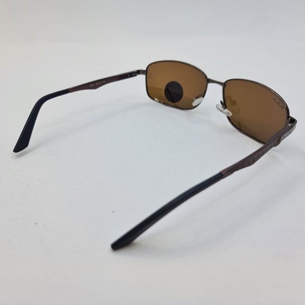 عکس از عینک آفتابی مستطیلی با لنز پلاریزه و فریم قهوه ای رنگ ری بن مدل p2970