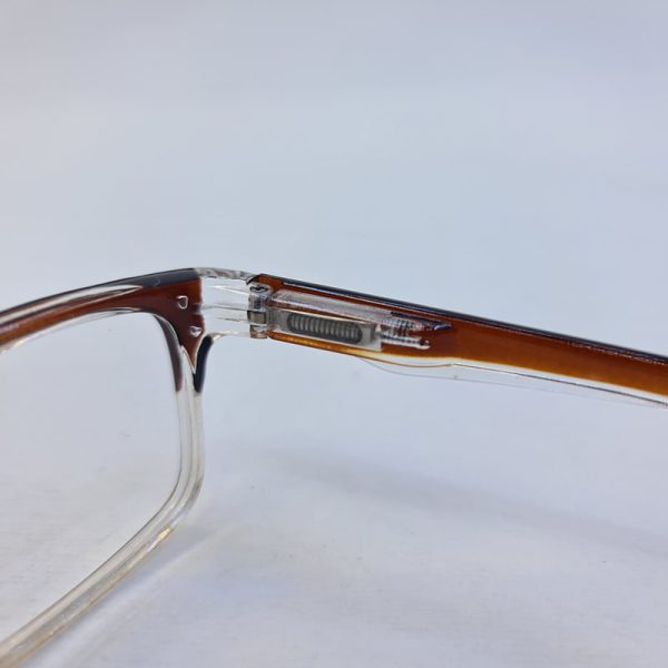 عکس از عینک مطالعه مستطیلی با نمره +1. 25 با فریم قهوه ای و دسته فنری مدل 23