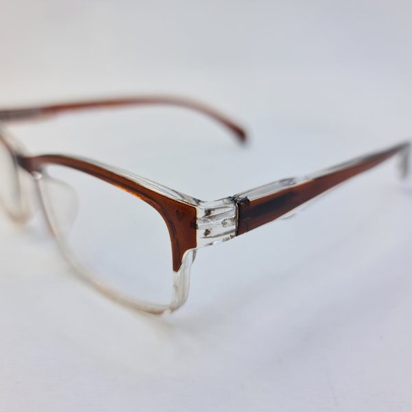 عکس از عینک مطالعه مستطیلی با نمره +3. 00 با فریم قهوه ای و دسته فنری مدل 23