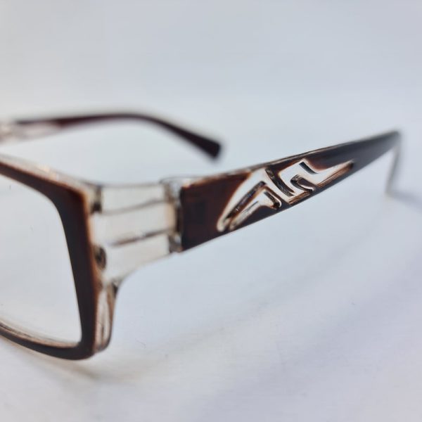 عکس از عینک مطالعه نمره +1. 25 با فریم قهوه ای و مستطیلی شکل مدل hll808