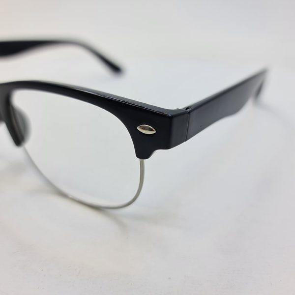 عکس از عینک مطالعه با نمره +1. 00 و فریم مشکی رنگ کلاب مستر و دسته فنری مدل cm58