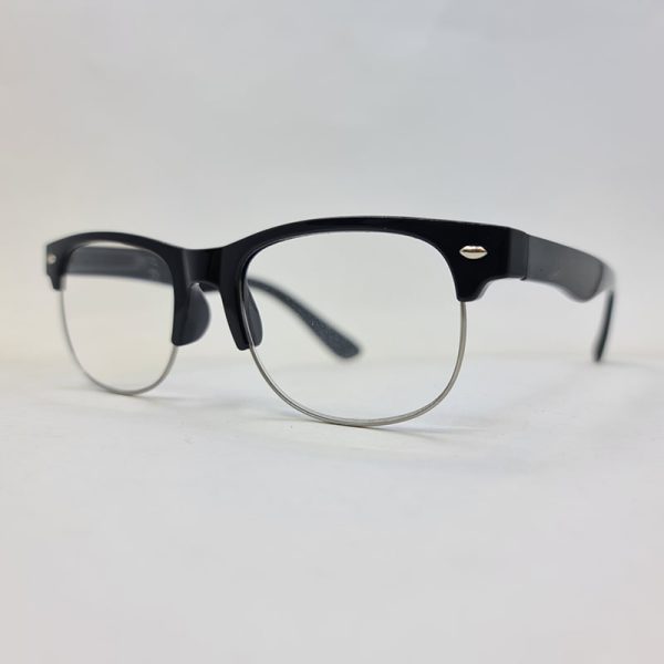 عکس از عینک مطالعه با نمره +1. 00 و فریم مشکی رنگ کلاب مستر و دسته فنری مدل cm58