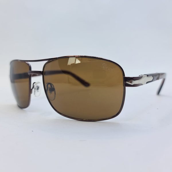 عکس از عینک آفتابی پرسول با لنز سنگ و قهوه ای و فریم مستطیلی و مسی مدل 2407s