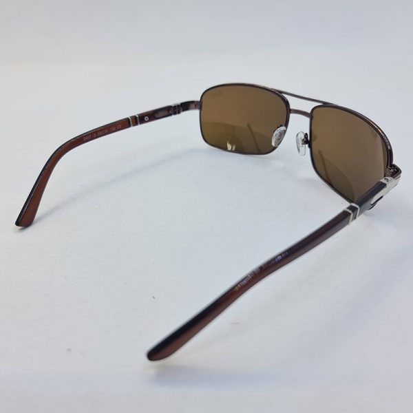 عکس از عینک آفتابی پرسول با لنز سنگ و قهوه ای و فریم مستطیلی و مسی مدل 2407s