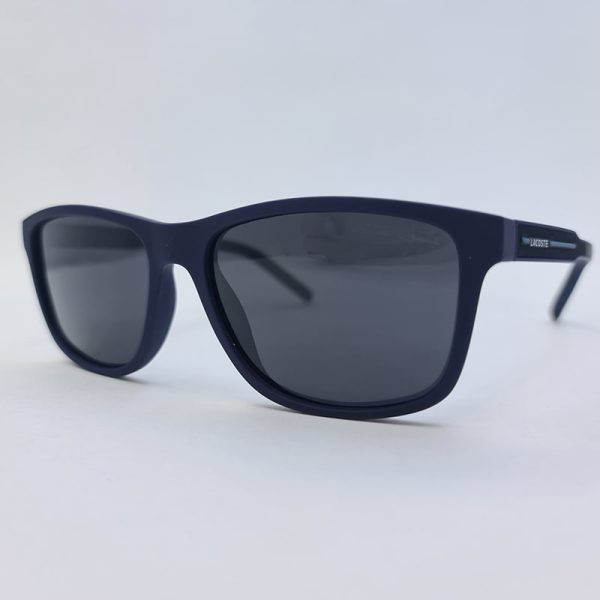عکس از عینک آفتابی پولاریزه لاگوست با فریم سورمه ای مات و دسته آبی مدل 2173