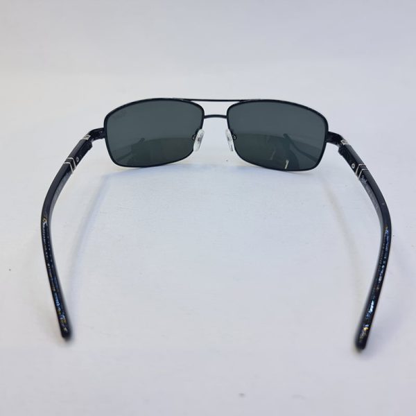 عکس از عینک آفتابی مستطیلی برند persol با لنز شیشه و فریم مشکی مدل 2406s
