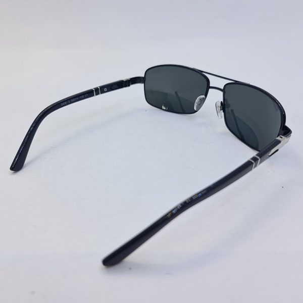عکس از عینک آفتابی مستطیلی برند persol با لنز شیشه و فریم مشکی مدل 2406s