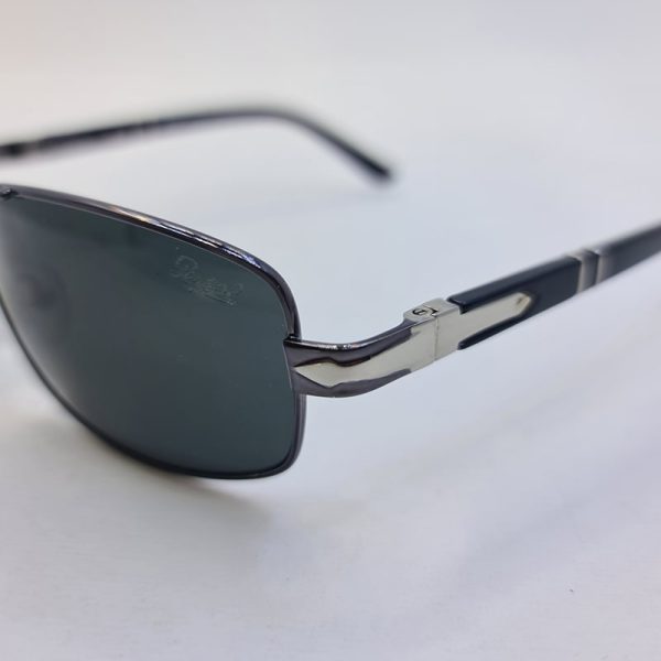 عکس از عینک آفتابی مستطیلی برند persol با لنز سنگ و فریم نوک مدادی مدل 2406s