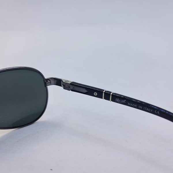 عکس از عینک آفتابی خلبانی پرسول با لنز شیشه ای، فریم نوک مدادی و دسته فنری مدل 2405s