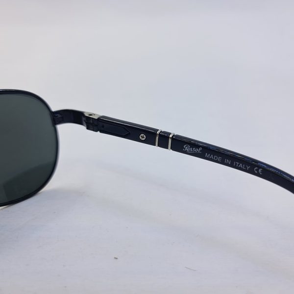 عکس از عینک آفتابی خلبانی پرسول با لنز شیشه ای، فریم مشکی و دسته فنری مدل 2405s