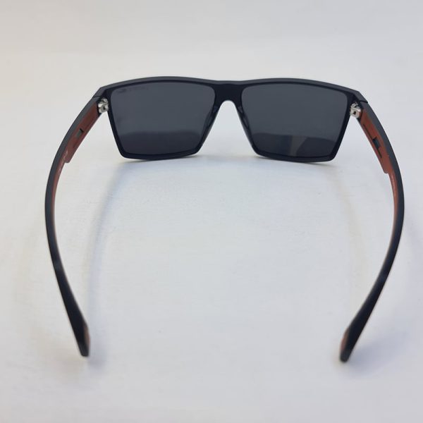 عکس از عینک آفتابی پلار lacoste با فریم مشکی مات و داخل دسته قهوه ای مدل 2162