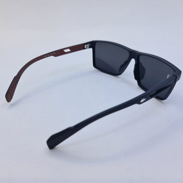 عکس از عینک آفتابی پلار lacoste با فریم مشکی مات و داخل دسته قهوه ای مدل 2162