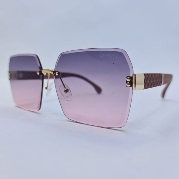 عکس از عینک آفتابی زنانه فریملس با دسته کالباسی و لنز دو رنگ شنل مدل d2340