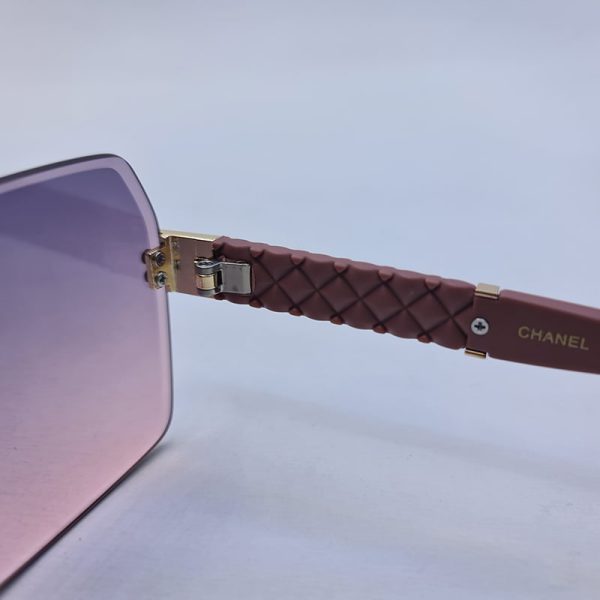 عکس از عینک آفتابی زنانه فریملس با دسته کالباسی و لنز دو رنگ شنل مدل d2340
