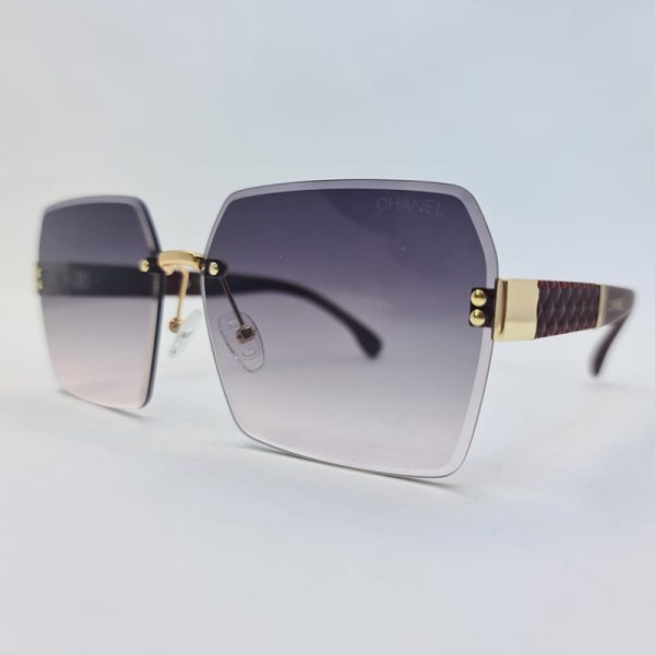 عکس از عینک آفتابی زنانه بدون فریم با دسته زرشکی و لنز هایلایت شنل مدل d2340