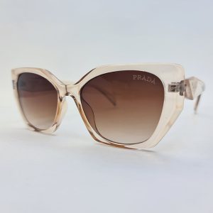عکس از عینک آفتابی PRADA با فریم عسلی، چشم گربه ای و عدسی قهوه ای مدل PR6859