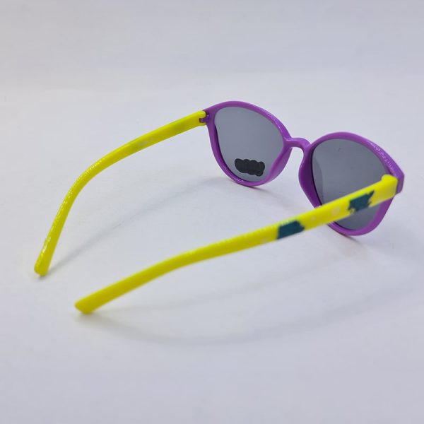 عکس از عینک آفتابی گربه ای پلاریزه بچگانه با فریم بنفش و دسته زرد مدل tr6005
