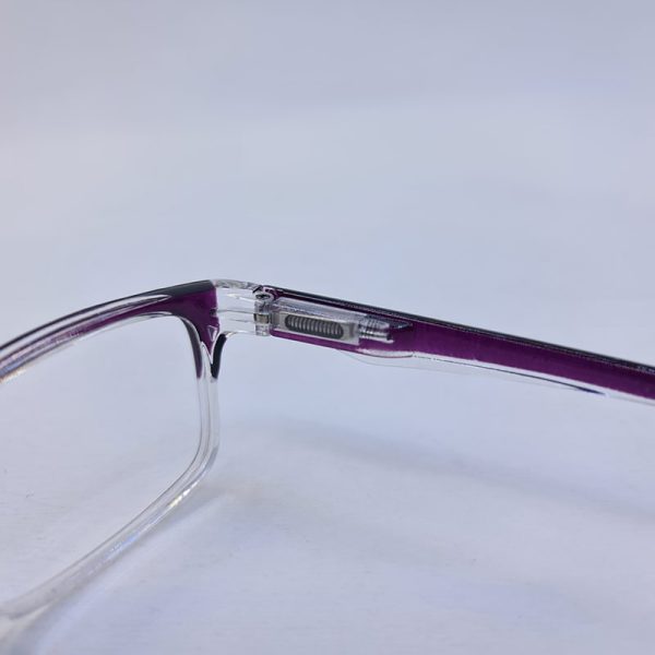 عکس از عینک مطالعه مستطیلی با نمره +1. 50 با فریم بنفش و دسته فنری مدل 23