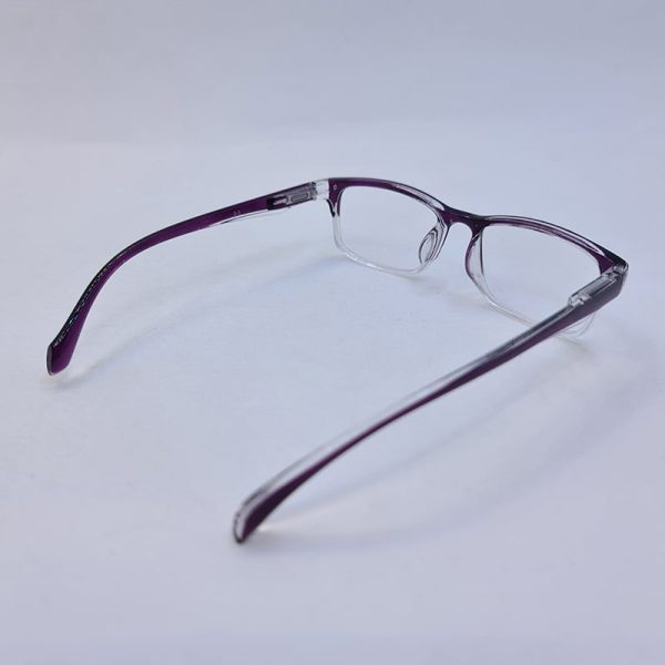 عکس از عینک مطالعه مستطیلی با نمره +1. 50 با فریم بنفش و دسته فنری مدل 23