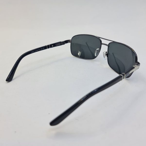 عکس از عینک آفتابی پرسول با لنز سنگ و فریم مستطیلی و نوک مدادی مدل 2407s