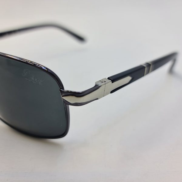 عکس از عینک آفتابی پرسول با لنز سنگ و فریم مستطیلی و نوک مدادی مدل 2407s