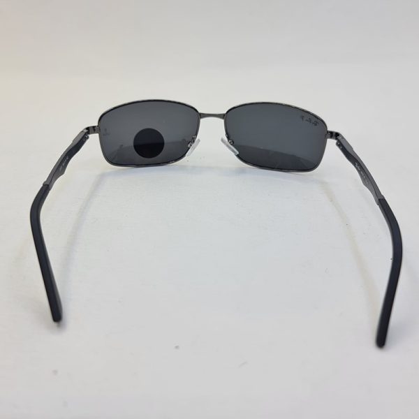 عکس از عینک دودی مستطیلی با لنز پلاریزه و فریم نوک مدادی ray-ban مدل p2970