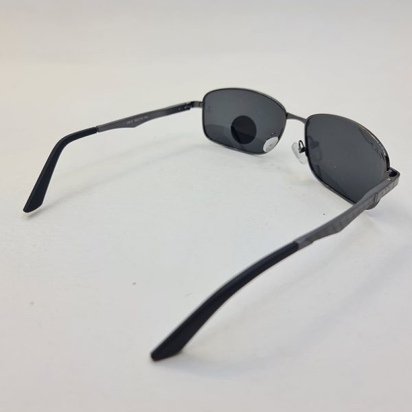 عکس از عینک دودی مستطیلی با لنز پلاریزه و فریم نوک مدادی ray-ban مدل p2970