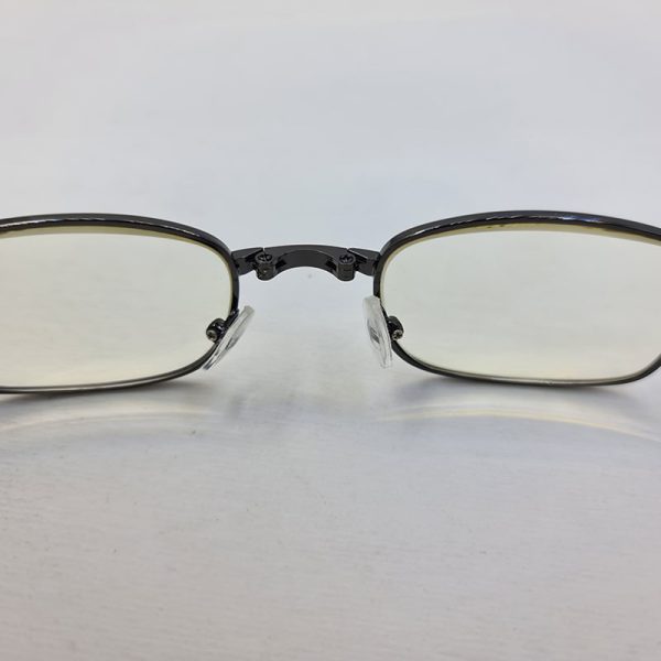 عکس از عینک مطالعه تاشو آنتی رفلکس با نمره 1. 50 نزدیک بین به همراه کیف مدل pd62