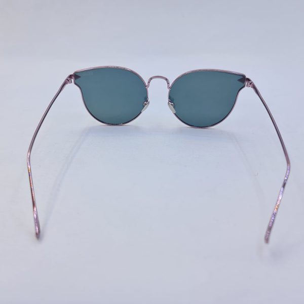 عکس از عینک آفتابی زنانه گربه ای با فریم رزگلد و لنز آینه ای رزگلد دیور مدل 8354