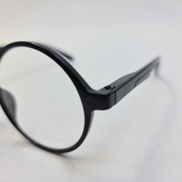 عکس از عینک مطالعه نزدیک بین با نمره +2. 00 با فریم گرد و مشکی رنگ مدل 33