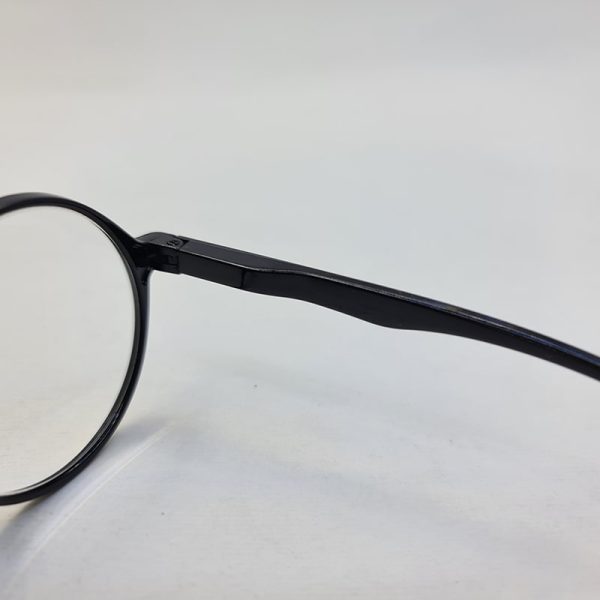 عکس از عینک مطالعه نزدیک بین با نمره +2. 00 با فریم گرد و مشکی رنگ مدل 33