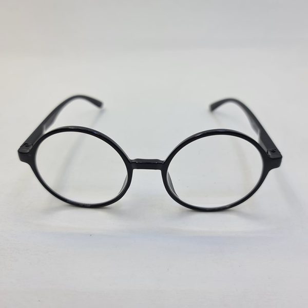 عکس از عینک مطالعه نزدیک بین با نمره +4. 00 با فریم گرد و مشکی رنگ مدل 33