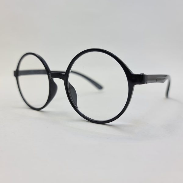 عکس از عینک مطالعه نزدیک بین با نمره +4. 00 با فریم گرد و مشکی رنگ مدل 33