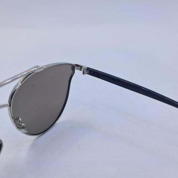 عکس از عینک آفتابی زنانه با فریم گربه ای، نقره ای رنگ و لنز جیوه ای آبی dior مدل 5241