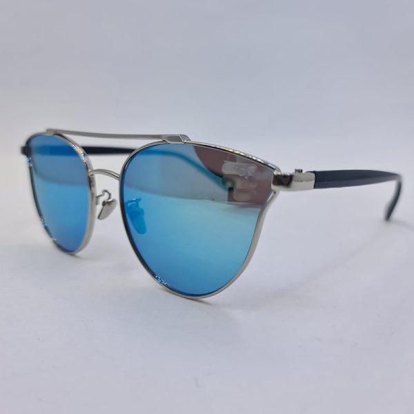 عکس از عینک آفتابی زنانه با فریم گربه ای، نقره ای رنگ و لنز جیوه ای آبی dior مدل 5241