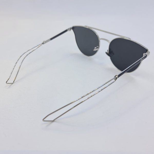 عکس از عینک آفتابی زنانه با فریم گربه ای، نقره ای و لنز آینه ای دیور مدل 9000