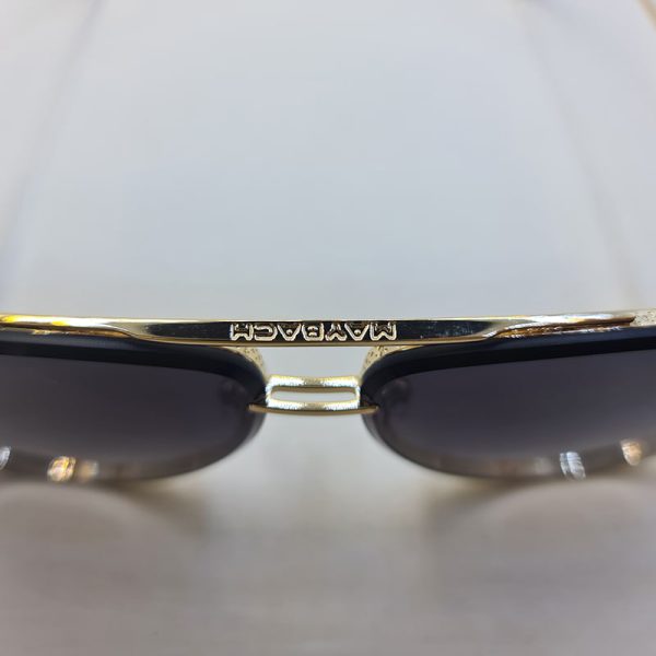 عکس از عینک آفتابی خلبانی میباخ با فریم فلزی و طلایی رنگ و لنز دودی مدل 63089