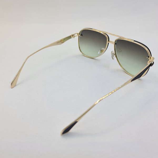 عکس از عینک آفتابی خلبانی میباخ با فریم فلزی، طلایی رنگ و لنز سبز تیره مدل 63089
