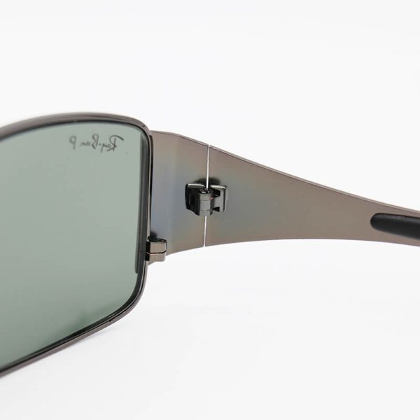 عکس از عینک آفتابی با لنز سنگ و پلاریزه و فریم نوک مدادی رنگ خلبانی برند ray-ban مدل 3320