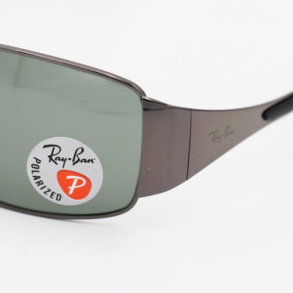 عکس از عینک آفتابی با لنز سنگ و پلاریزه و فریم نوک مدادی رنگ خلبانی برند ray-ban مدل 3320