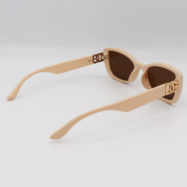 عکس از عینک آفتابی زنانه مستطیلی با فریم کرمی و لنز قهوه ای dolce & gabana مدل ds22738