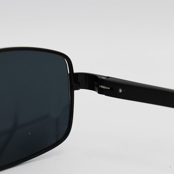 عکس از عینک آفتابی پلاریزه خلبانی شکل با فریم مشکی رنگ، لنز دودی تیره مدل p13