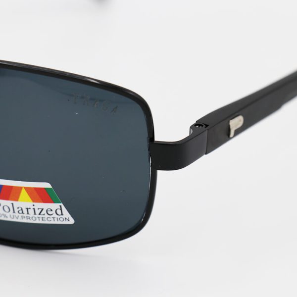 عکس از عینک آفتابی پلاریزه خلبانی شکل با فریم مشکی رنگ، لنز دودی تیره مدل p13