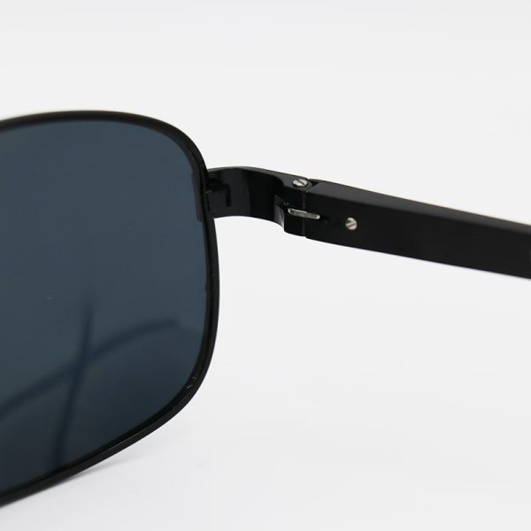 عکس از عینک آفتابی پلاریزه خلبانی شکل با فریم مشکی رنگ، لنز دودی تیره مدل p19