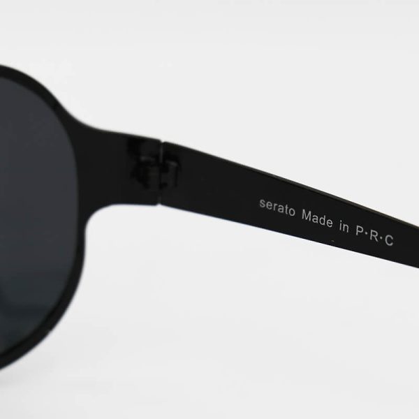 عکس از عینک آفتابی serato با فریم بیس دار، مشکی رنگ، لنز دودی تیره و پلرایزد مدل p3